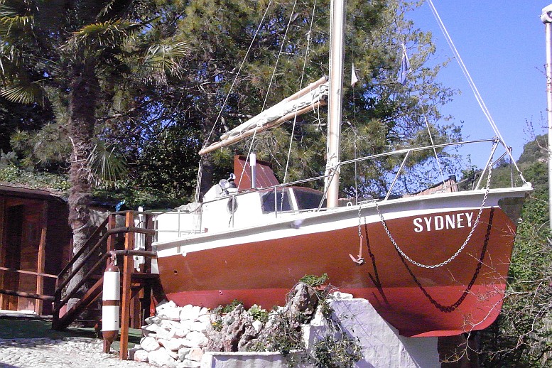 BARCA A VELA IN GIARDINO