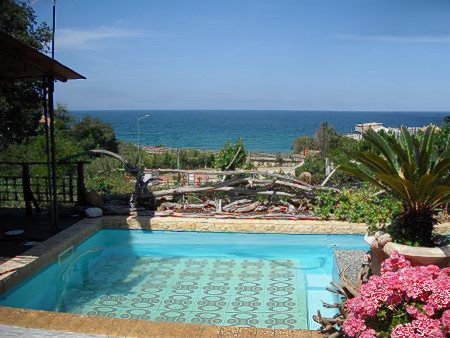 La nostra piscina con vista sul mare