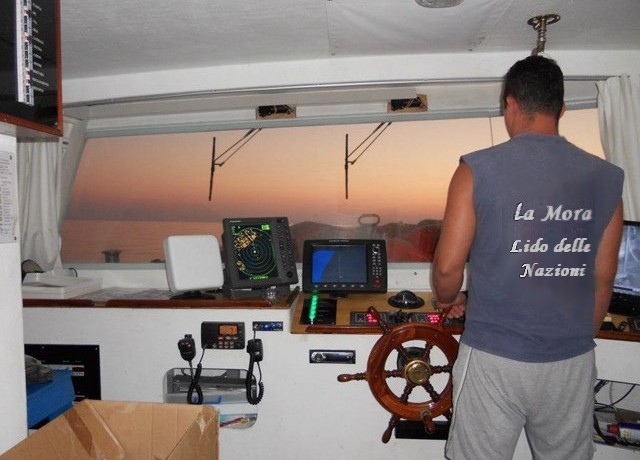 Alessandro al timone del suo battello  a Porto Garibaldi