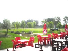 Tavoli in giardino con lago