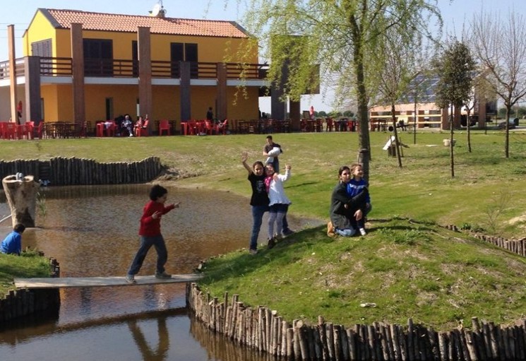 Il ristorante visto dal laghetto 