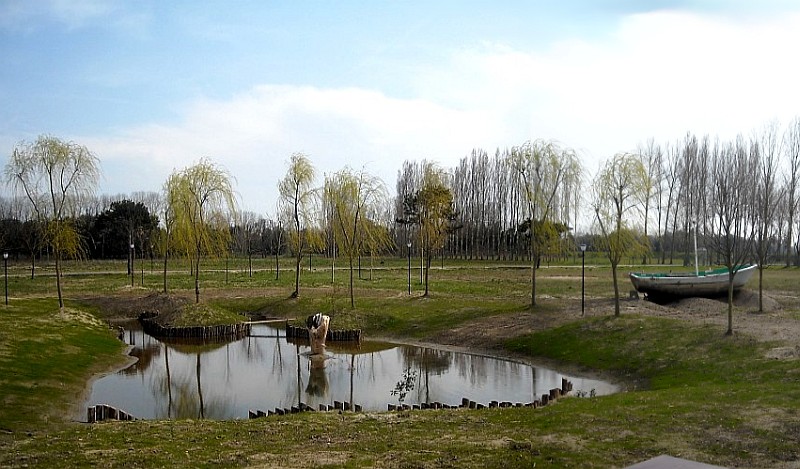 Il nostro laghetto con la nostra prima barca da pesca