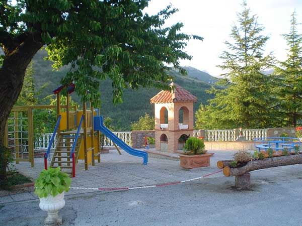 Giochi per bimbi  dell'Albergo La Pineta SCHEGGIA - GUBBIO - PERUGIA