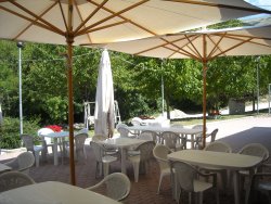 Maxi ombrelloni in giardino