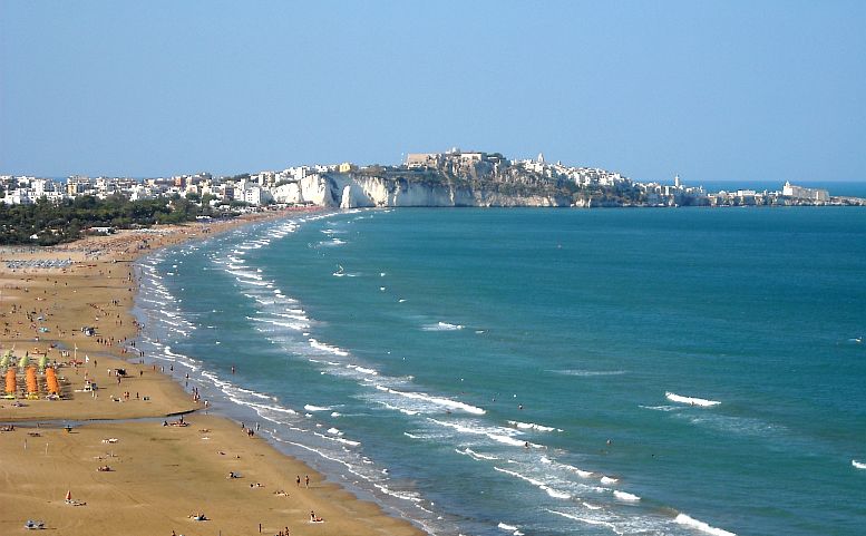 La magnifica spiaggia di finissima sabbia, di fronte al Villaggio turistico Sabbiadoro a Vieste sul Gargano