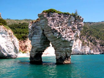 VIESTE scogli e faraglioni nel mare
Villaggio sabbiadoro nel Gargano